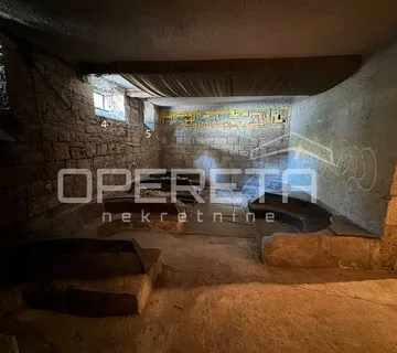 Poslovni prostor 141,50m za adaptaciju – strogi centar grada - cover