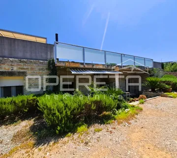 Top investicija u Dalmaciji: 4 apartmana + dvorište + projekt – 50 m od mora - cover
