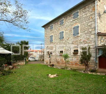 Tradicionalna kamena kuća s dva apartmana. - Poreč