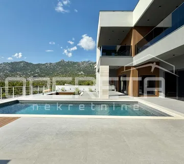 Vila s panoramskim pogledom na more i Velebit, 275m2 - cover