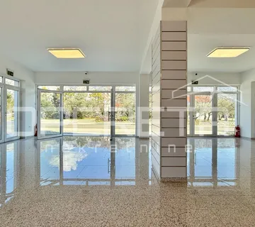 Atraktivan poslovni prostor 115 m² s parkingom – Starigrad Paklenica - cover