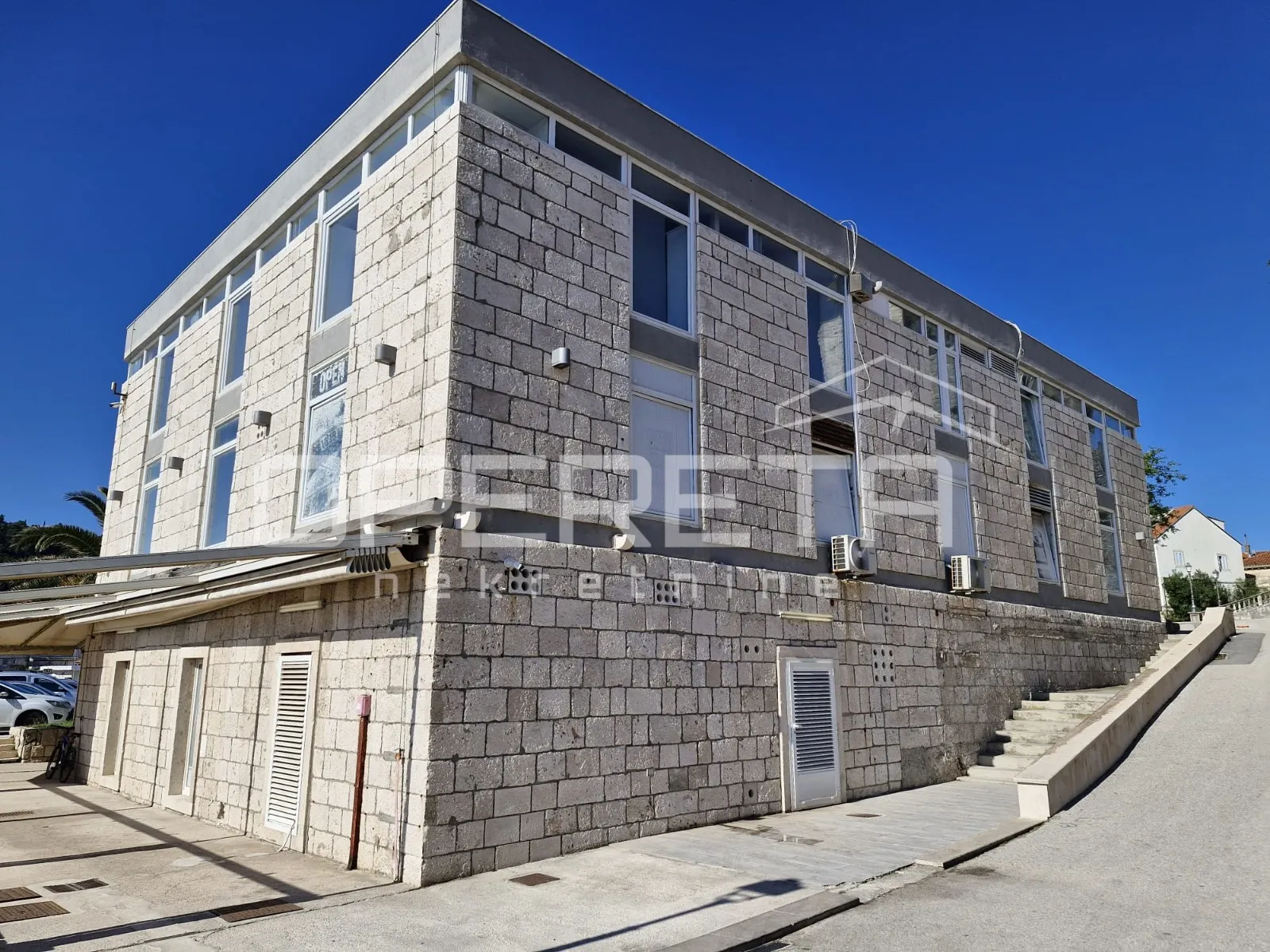 Poslovni prostor 175 m2 - centar Korčule uz more - cover