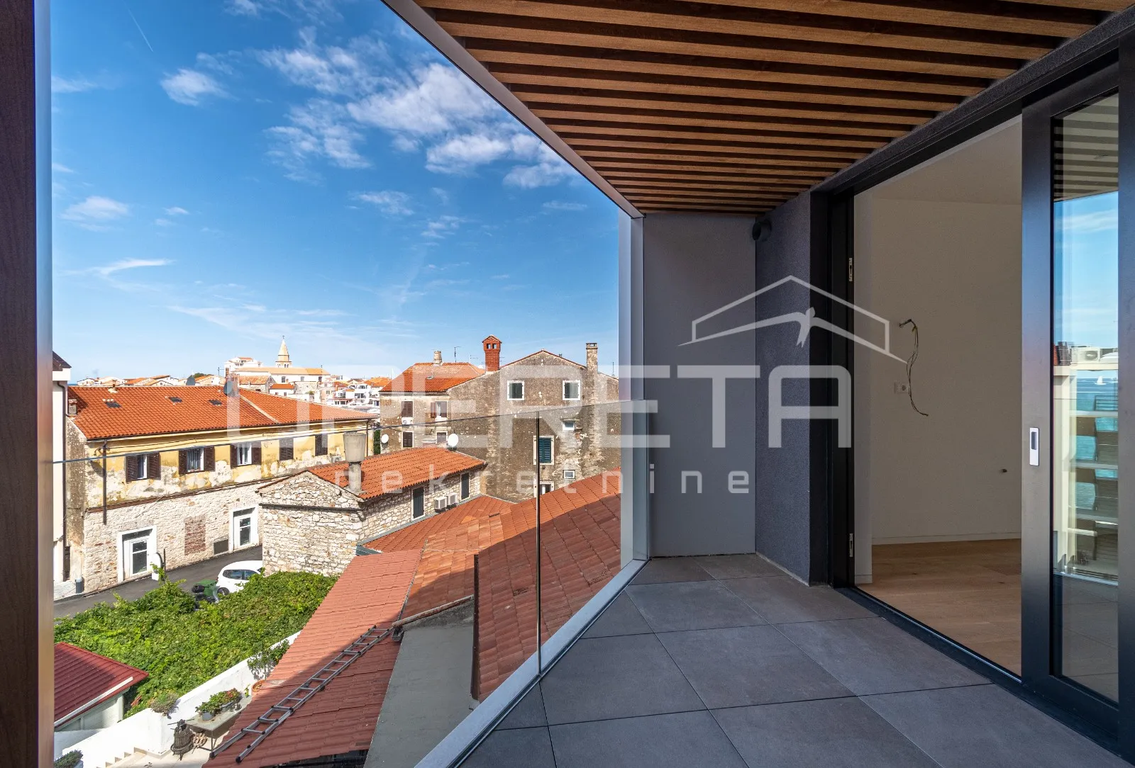 Istra, Umag – Novi apartman u ekskluzivnoj zgradi uz more i u centru grada - cover