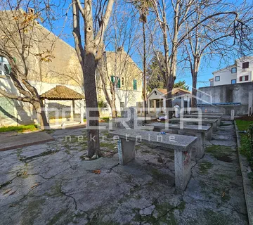 Ulični poslovni prostori uz glavnu cestu, Kaštel Gomilica - cover