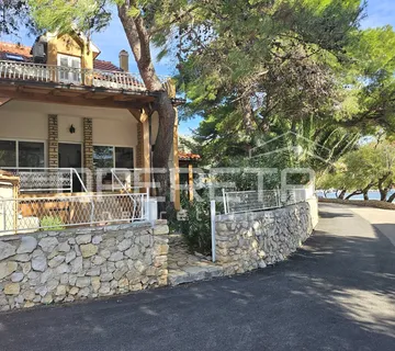 Kuća s okućnicom, prvi red do mora! - cover