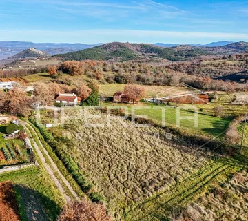 Istra- Rakotule, okolica Motovuna – Građevinsko zemljište s dozvolom i pogledom