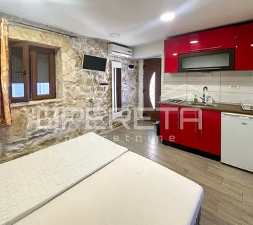 Kuća s dva apartmana u centru Tisna – 50 m od mora - cover