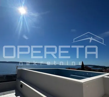 Penthouse u Okrugu Gornjem s krovnim bazenom i pogledom na more - cover
