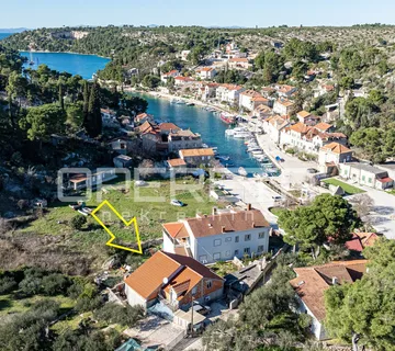 Brač, kuća za adaptaciju u mirnoj uvali Bobovišća na moru - cover