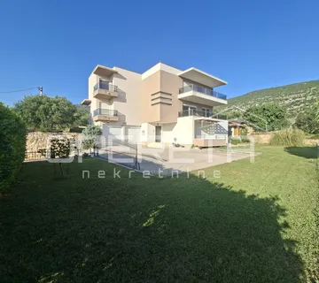 Villa s bazenom, zatvorenim kominom i pogledoma na Split - Klis