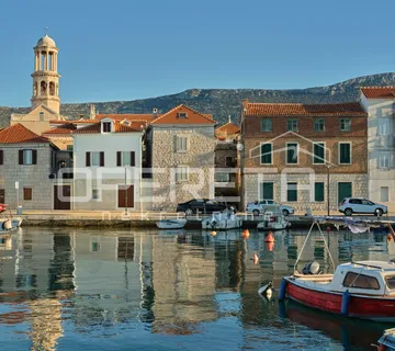 Kaštel Novi – riva, ekskluzivna kamena kuća s wellnessom - cover