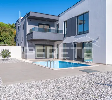 Moderna dvojna kuća u Ližnjanu s bazenom – savršena za odmor i investiciju!