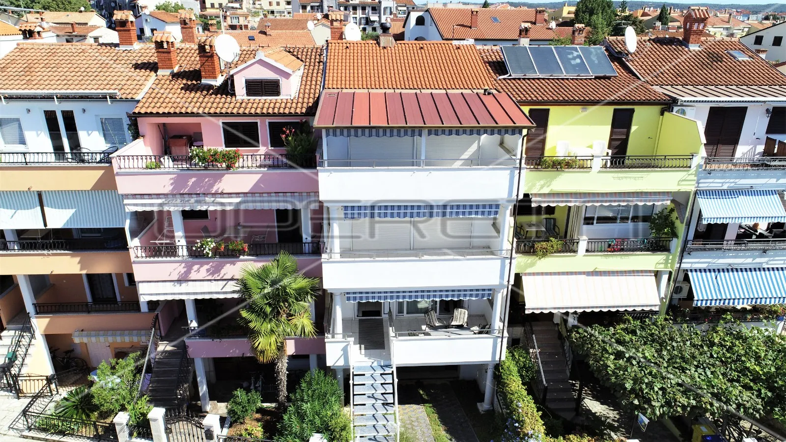 Apartmanski objekt s 6 odvojenih jedinica i garažom, Rovinj, 408 m² bruto - cover