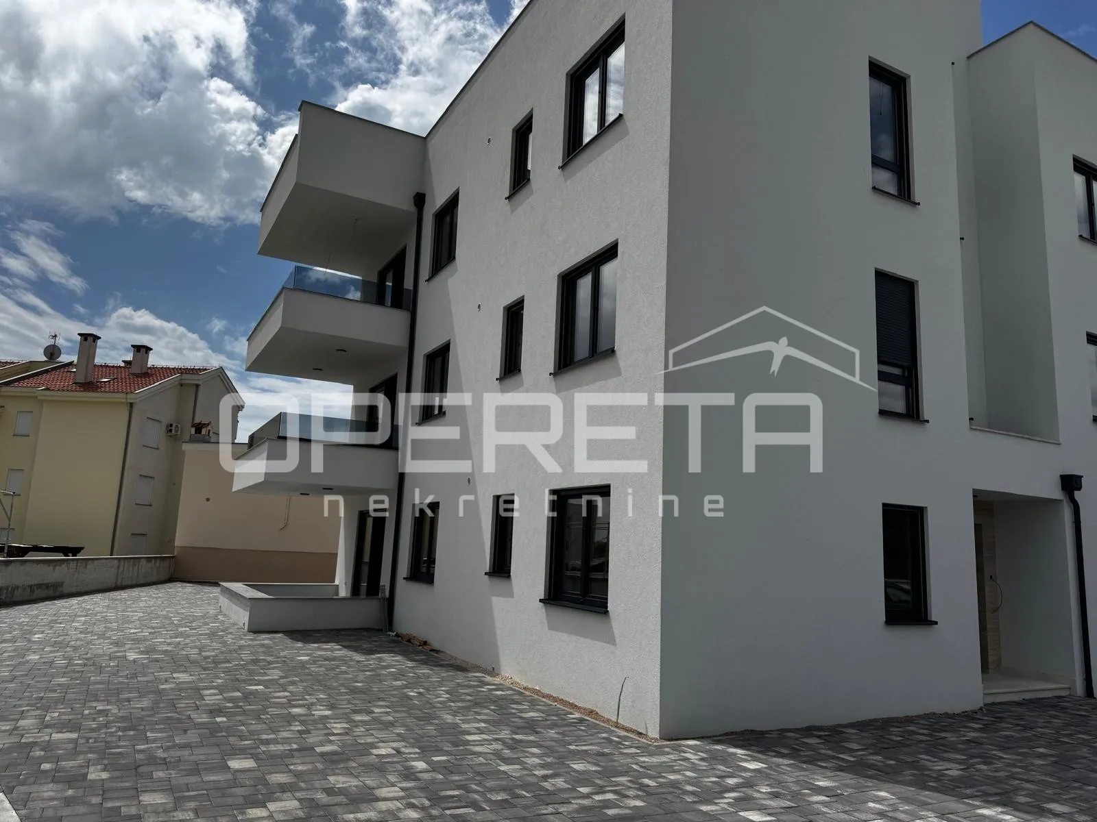 Dvosoban stan s vrtom i 3 parkirna mjesta, 200 m od mora, Petrčane, Zadar - cover