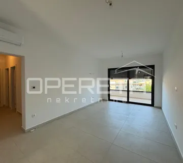 Sunčan dvosoban stan s pogledom na more i krovnom terasom (68 m²) – 2 min od pla - cover