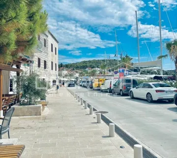 Rogoznica - tradicionalna kuća u blizini rive - cover