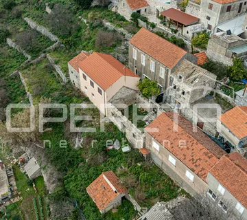 Idealna prilika: Kamene kuće za renovaciju s velikim vrtom i pogledom - cover