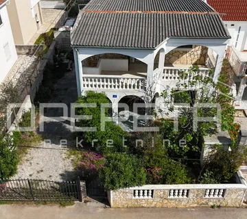 Vir - Kuća s dva apartmana – idealna za odmor ili investiciju