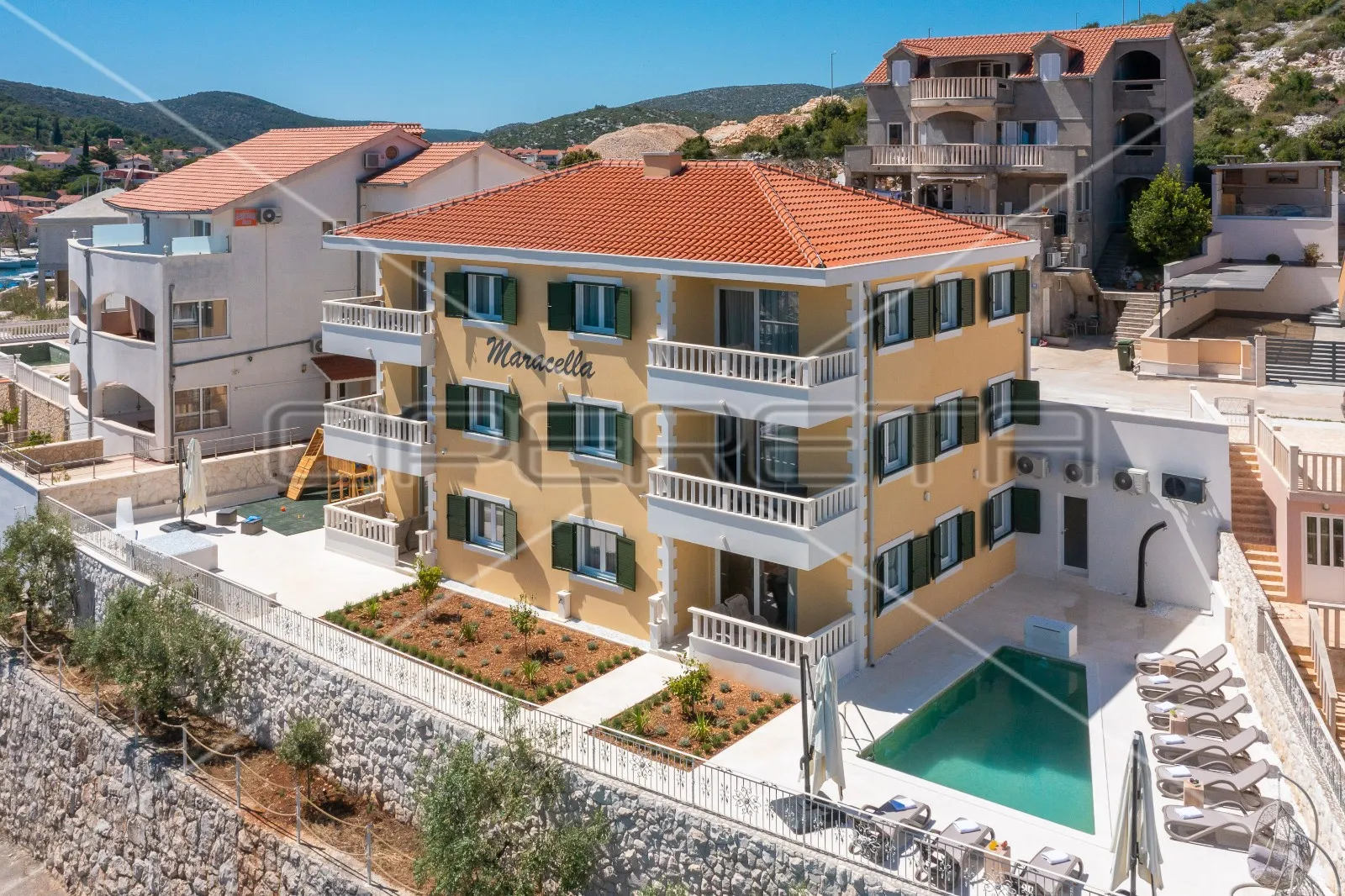 Dizajnerska vila 1. red do mora, 407 m2, Marina kraj Trogira - cover