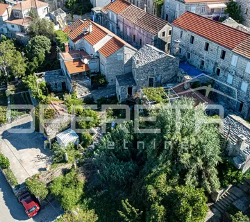Šarmantne kamene kuće za obnovu u srcu Žrnova, Korčula - cover
