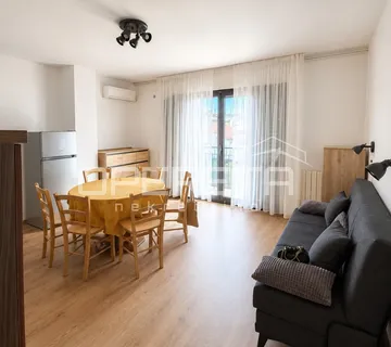 .Stan 90 m² s 3 sobe, terasom i parking mjestom
