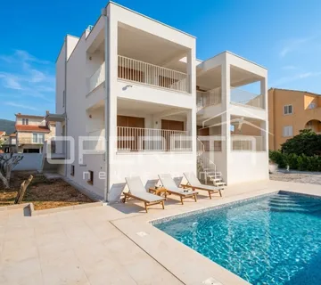 Kaštel Novi – moderna vila s bazenom i krovnom terasom, novogradnja - cover