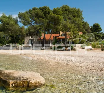 Kuća kraj samoga mora, 198 m2, sa bazenom, Supetar, Brač