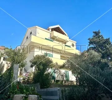 Kuća na 80 m od mora sa 6 stanova, Tisno, 350 m2