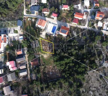 Građevinsko zemljište sa borovom šumom u centru Starigrada, 402m2 - cover
