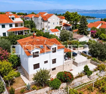 Supetar, kuća 200 m2, 150 m od plaže, parcela 610 m2