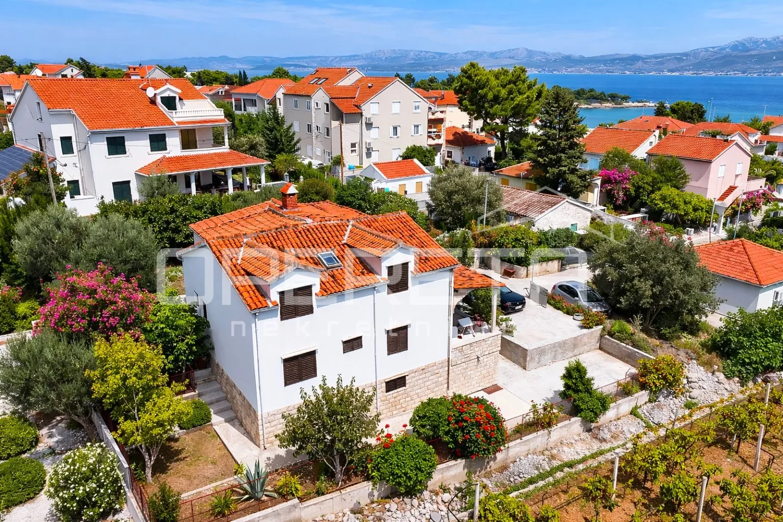 Supetar, kuća 200 m2, 150 m od plaže, parcela 610 m2 - cover