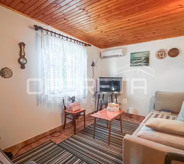 Vikendica sa 404 m² zemljišta u mirnom dijelu Zatona - cover