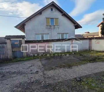 Prostrana kuća s velikim gospodarskim objektima u Repušnici - Kutina