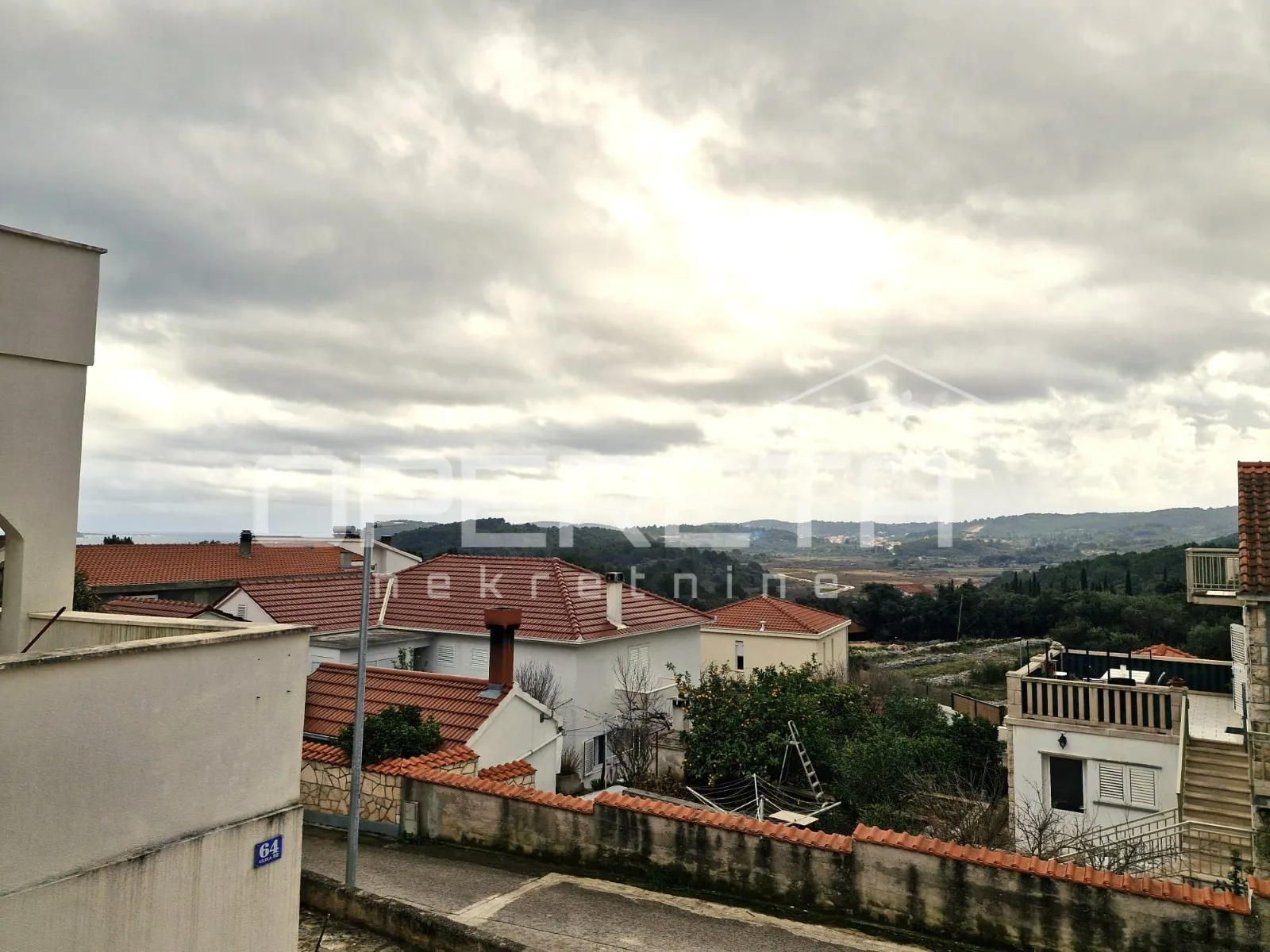 Stan u manjoj stambenoj zgradi s vrtom – Sv Antun, Korčula - cover