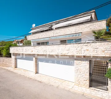 Luksuzna kuća s 3 apartmana i pogledom na more - cover