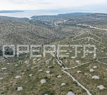 Prostrano poljoprivredno zemljište od 25,928 m2 na otoku Braču - cover