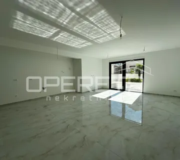 Stan 89 m² u novogradnji s bazenom, vrtom i garažnim mjestom – Okrug Gornji - cover