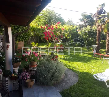 Prostrana samostojeća kuća u mirnom centru Matulja s panoramskim pogledom na Kva - cover
