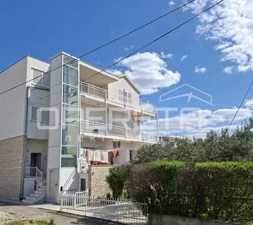 Apartmanska kuća blizu mora, Zablaće - cover