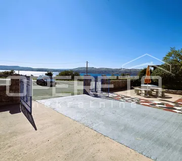 Kuća s pomoćnim objektom, pogled, garaža, vrt, 330 m2, Karlobag