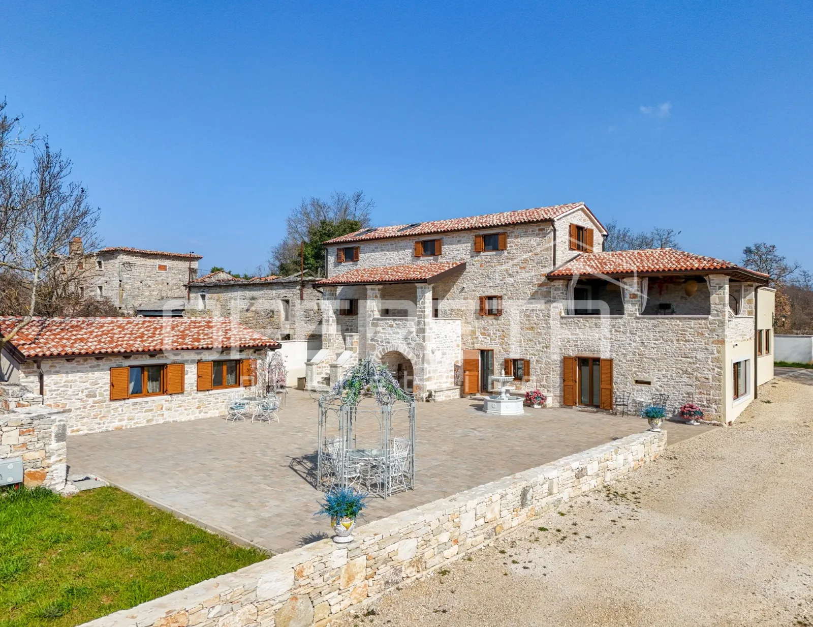 Sveti Lovreč – autentično istarsko imanje - cover