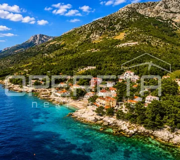 Građevinsko zemljište s dozvolom u 2. redu od mora, Hvar
