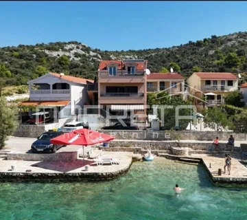 Prvi red do mora, kuća s 4 apartmana, Zatoglav - cover