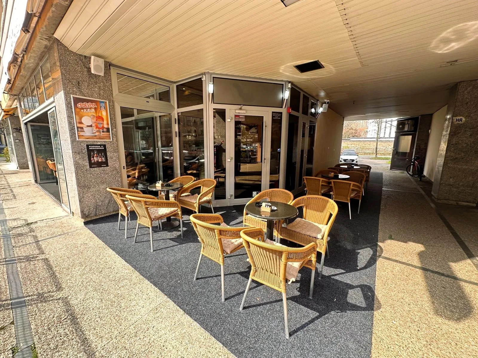 Kafić na Trnju spreman za rad - odlična mikrolokacija i terasa - cover