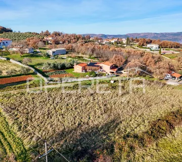 Istra- okolica Motovuna- Rakotule – Građevinsko zemljište s dozvolom i pogledom