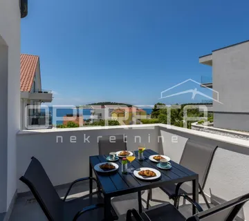 Dva stana, 125m2, 90m od plaže, Zečevo