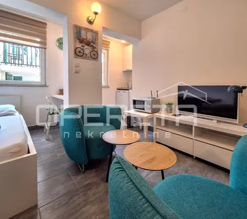 Kuća s 3 apartmana- Tribunj centar - cover