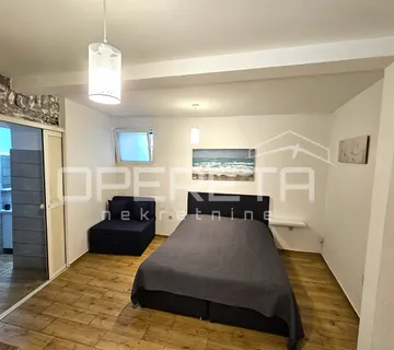 Vela Varoš, centar Splita, poslovni prostor s turističkim potencijalom - cover