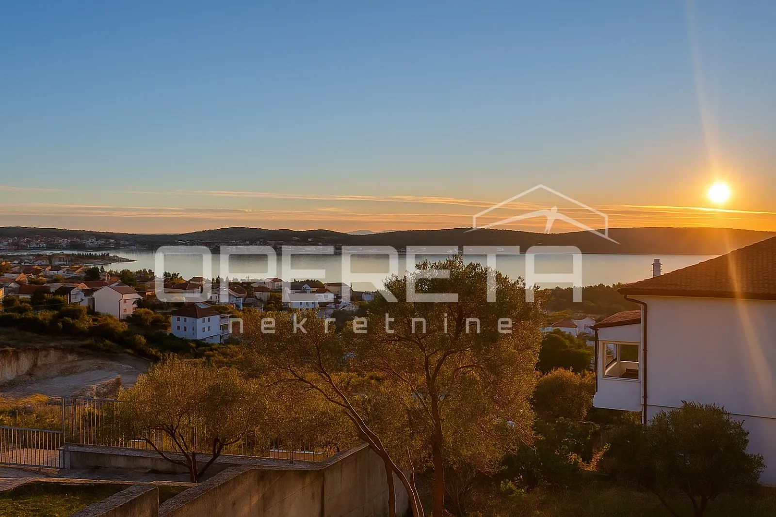 Zemljište 451 m² s dozvolom za vilu, Trogir, pogled na otok - cover