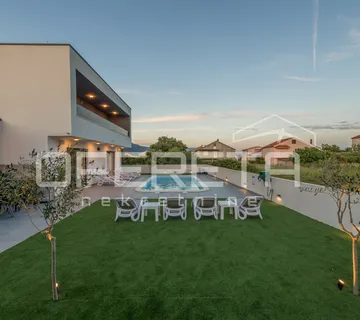 Novoizgrađena moderna vila s garažom i bazenom, Kaštel Novi - cover